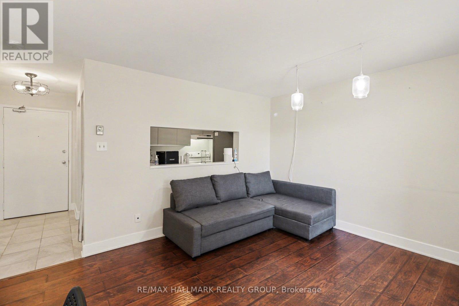 312 - 280 Brittany Drive, Ottawa, ON - Indoor Photo Showing Living Room
