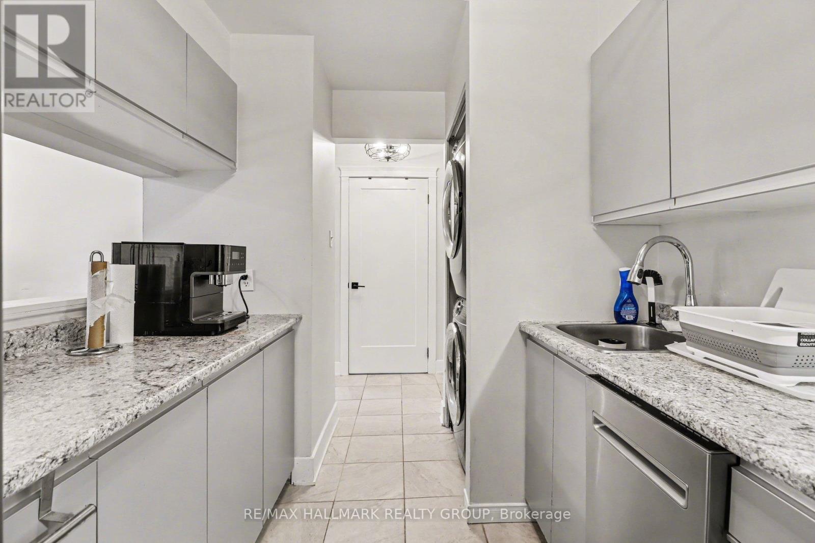 312 - 280 Brittany Drive, Ottawa, ON - Indoor Photo Showing Kitchen