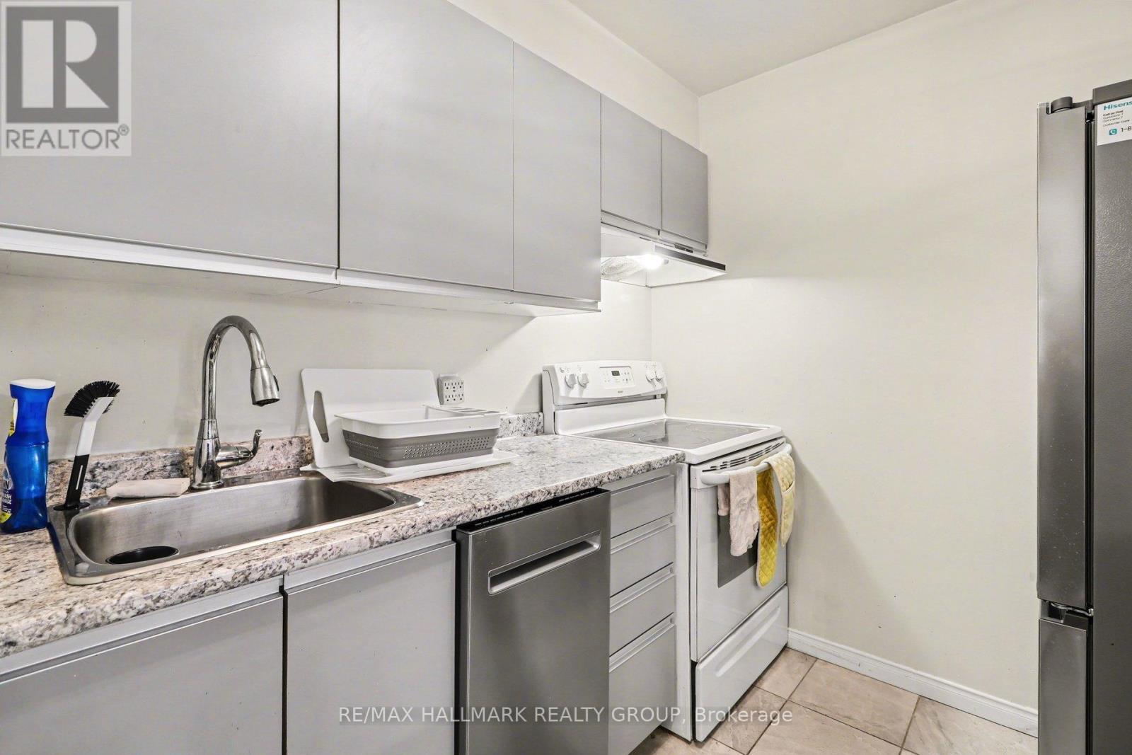312 - 280 Brittany Drive, Ottawa, ON - Indoor Photo Showing Kitchen