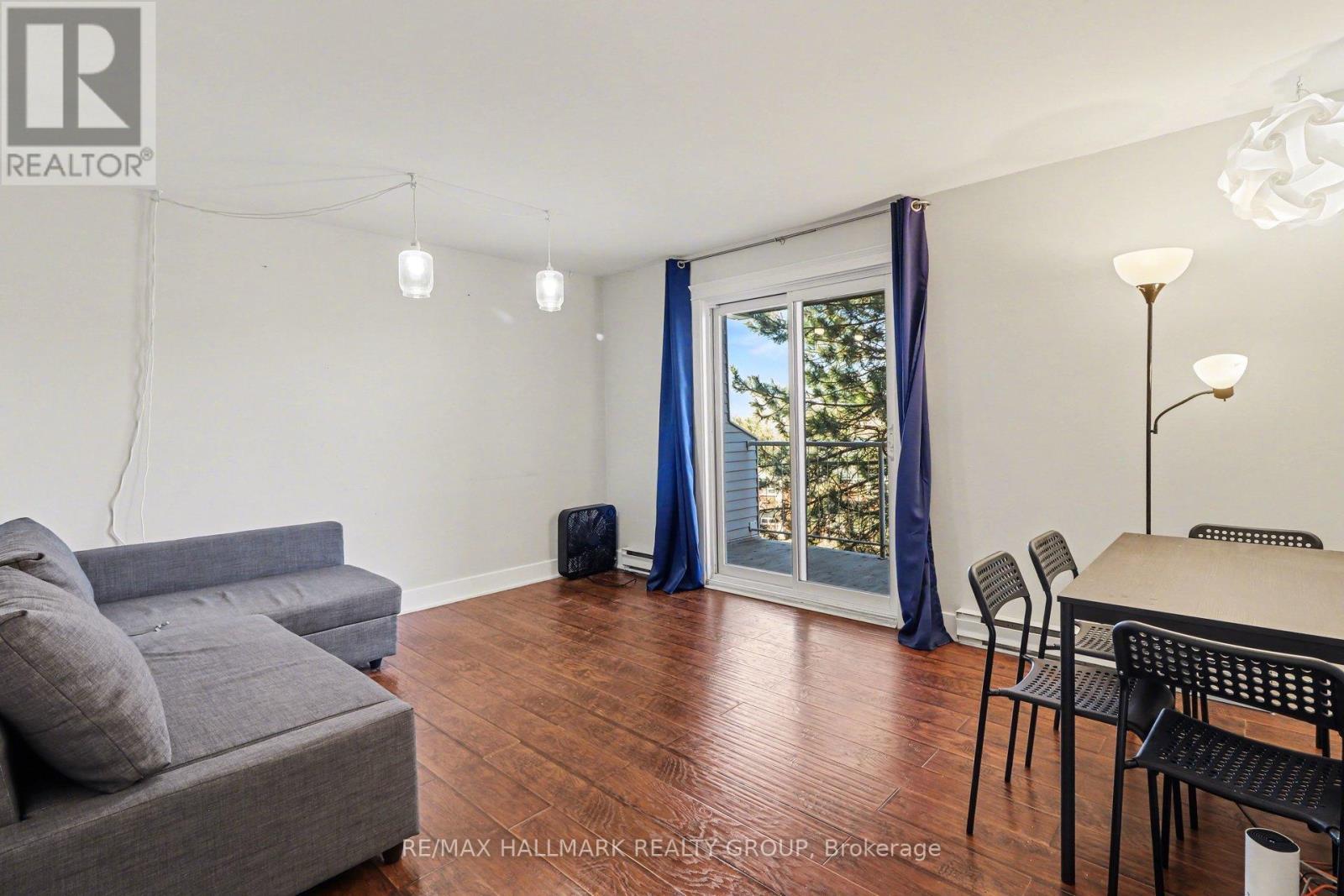 312 - 280 Brittany Drive, Ottawa, ON - Indoor Photo Showing Living Room