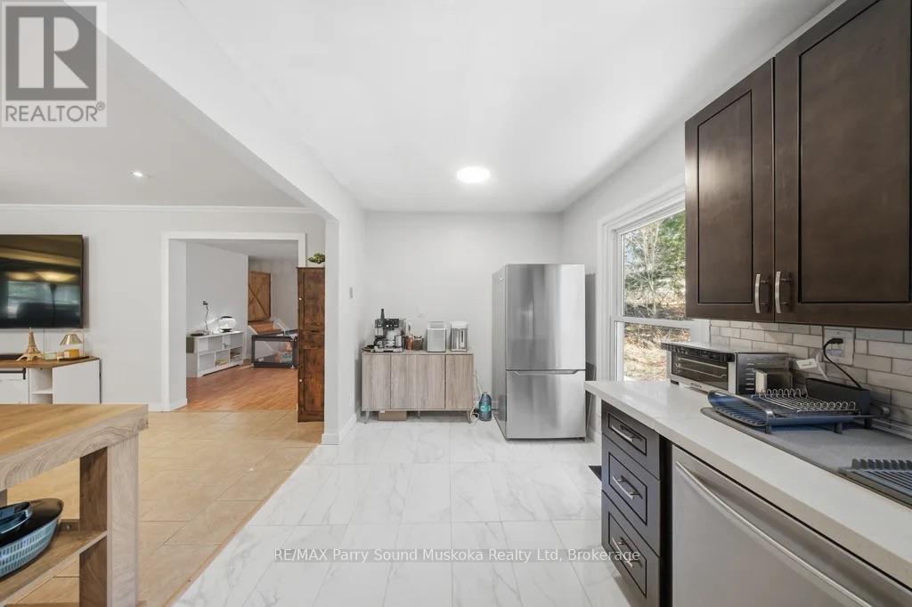 28 Black Road, Seguin, ON - Indoor Photo Showing Kitchen