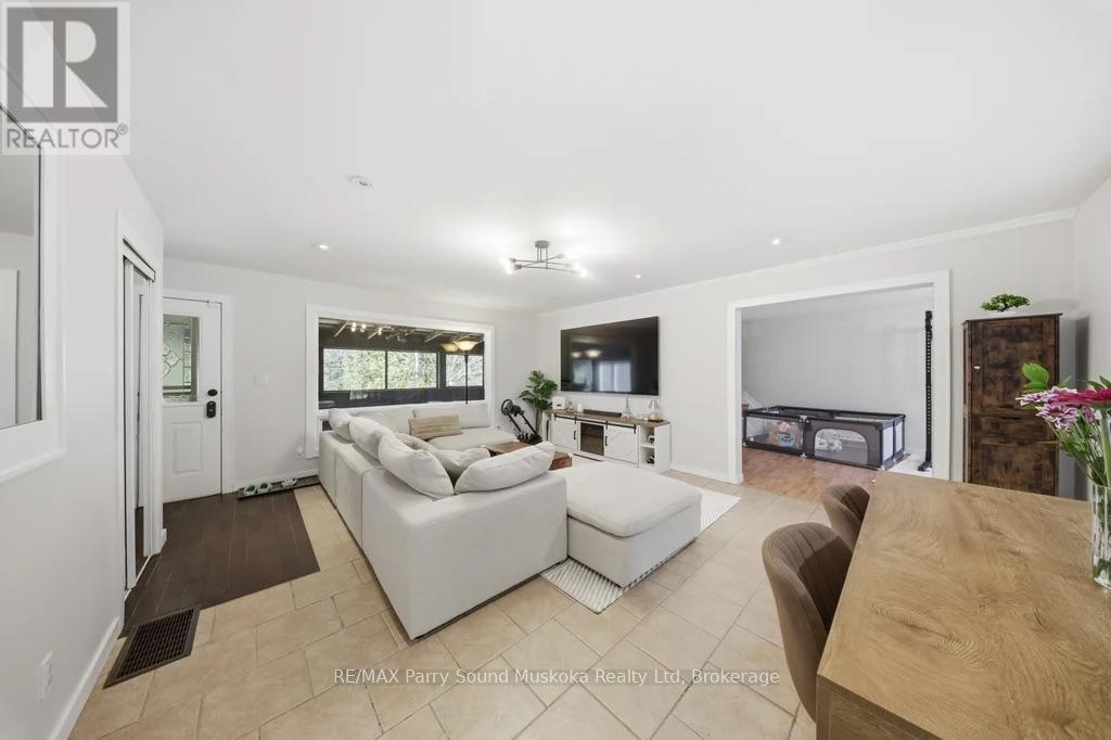 28 Black Road, Seguin, ON - Indoor Photo Showing Living Room