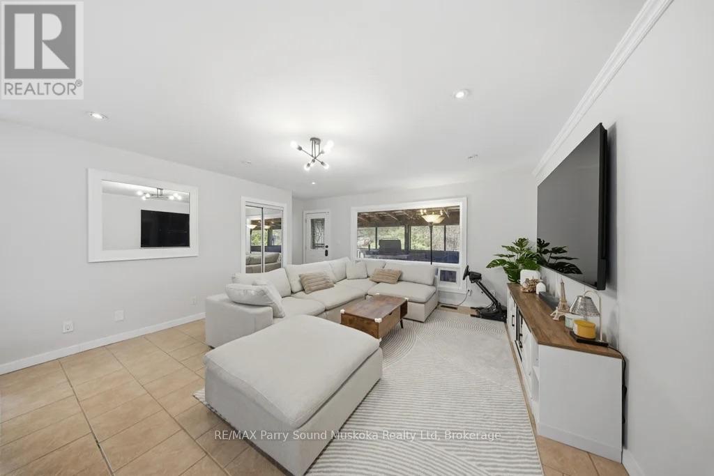 28 Black Road, Seguin, ON - Indoor Photo Showing Living Room