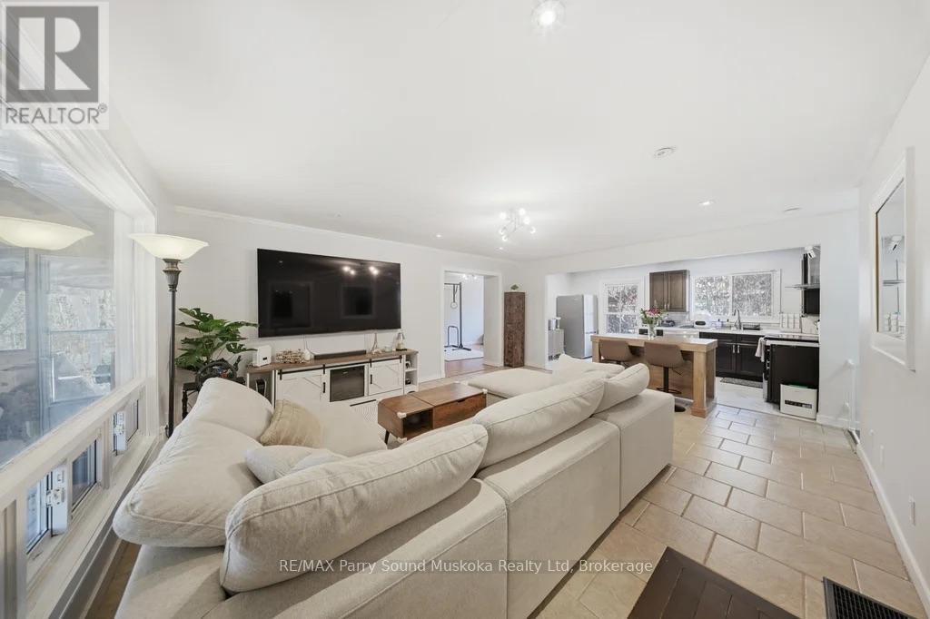 28 Black Road, Seguin, ON - Indoor Photo Showing Living Room