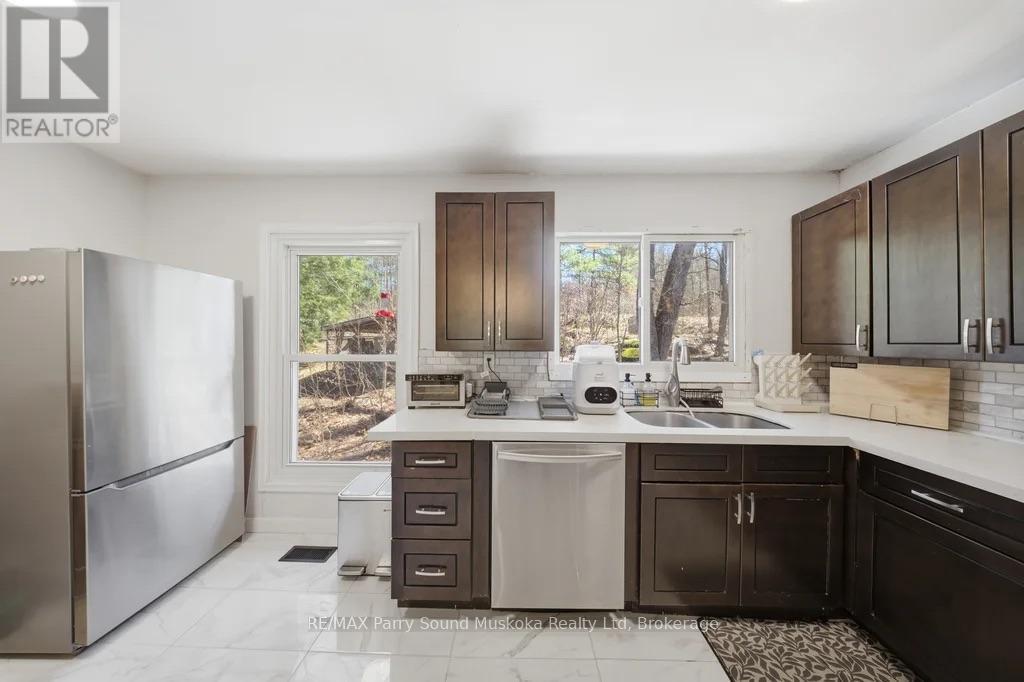 28 Black Road, Seguin, ON - Indoor Photo Showing Kitchen With Double Sink
