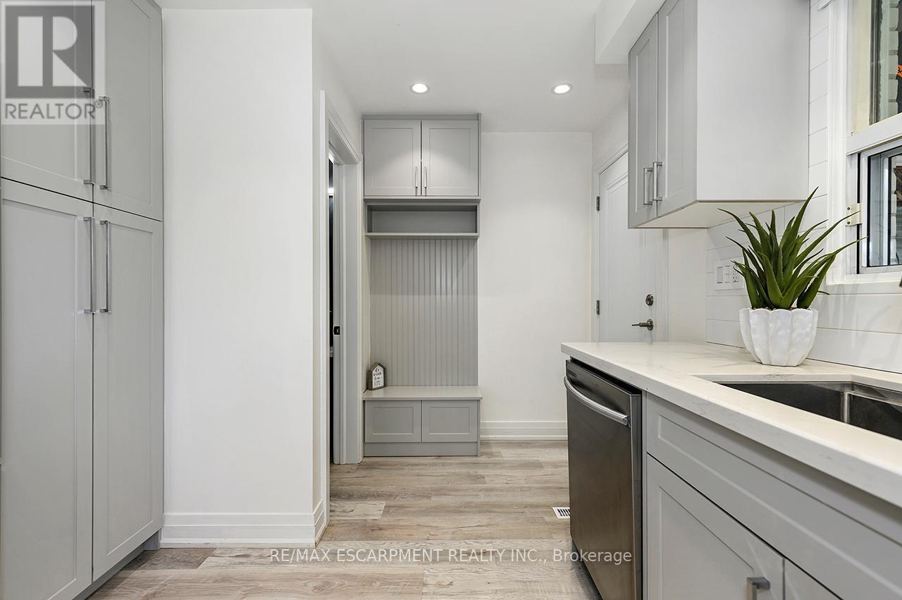 3726 Holden Crescent, Mississauga, ON - Indoor Photo Showing Kitchen