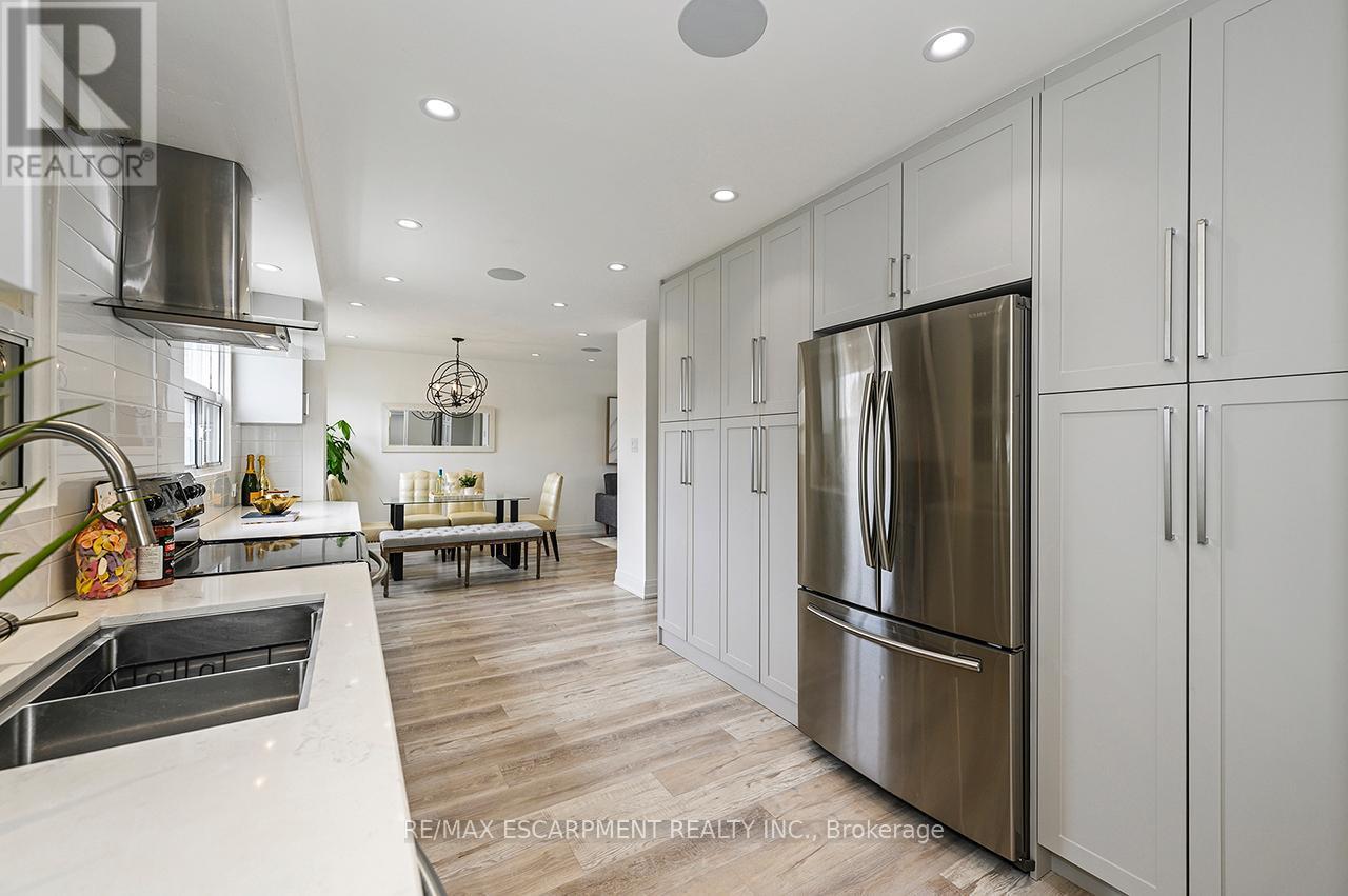 3726 Holden Crescent, Mississauga, ON - Indoor Photo Showing Kitchen With Upgraded Kitchen