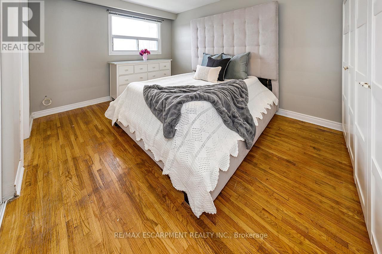 3726 Holden Crescent, Mississauga, ON - Indoor Photo Showing Bedroom