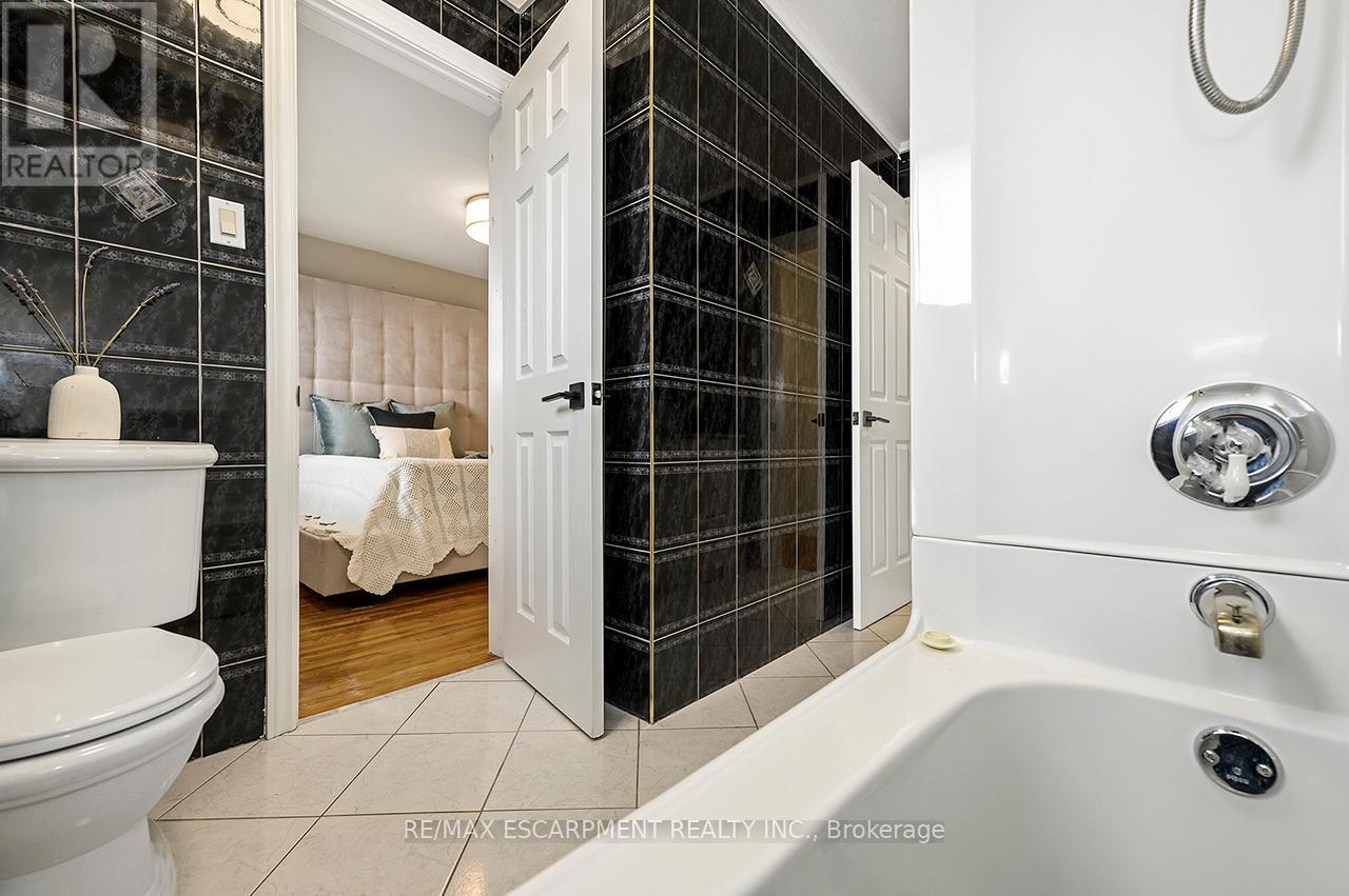 3726 Holden Crescent, Mississauga, ON - Indoor Photo Showing Bathroom