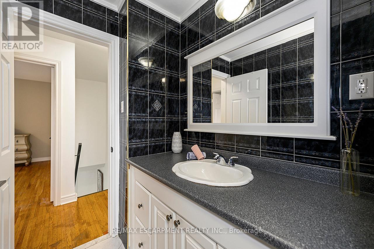 3726 Holden Crescent, Mississauga, ON - Indoor Photo Showing Bathroom