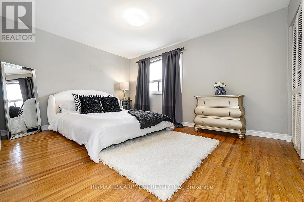 3726 Holden Crescent, Mississauga, ON - Indoor Photo Showing Bedroom