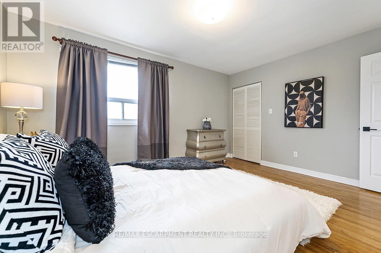 3726 Holden Crescent, Mississauga, ON - Indoor Photo Showing Bedroom