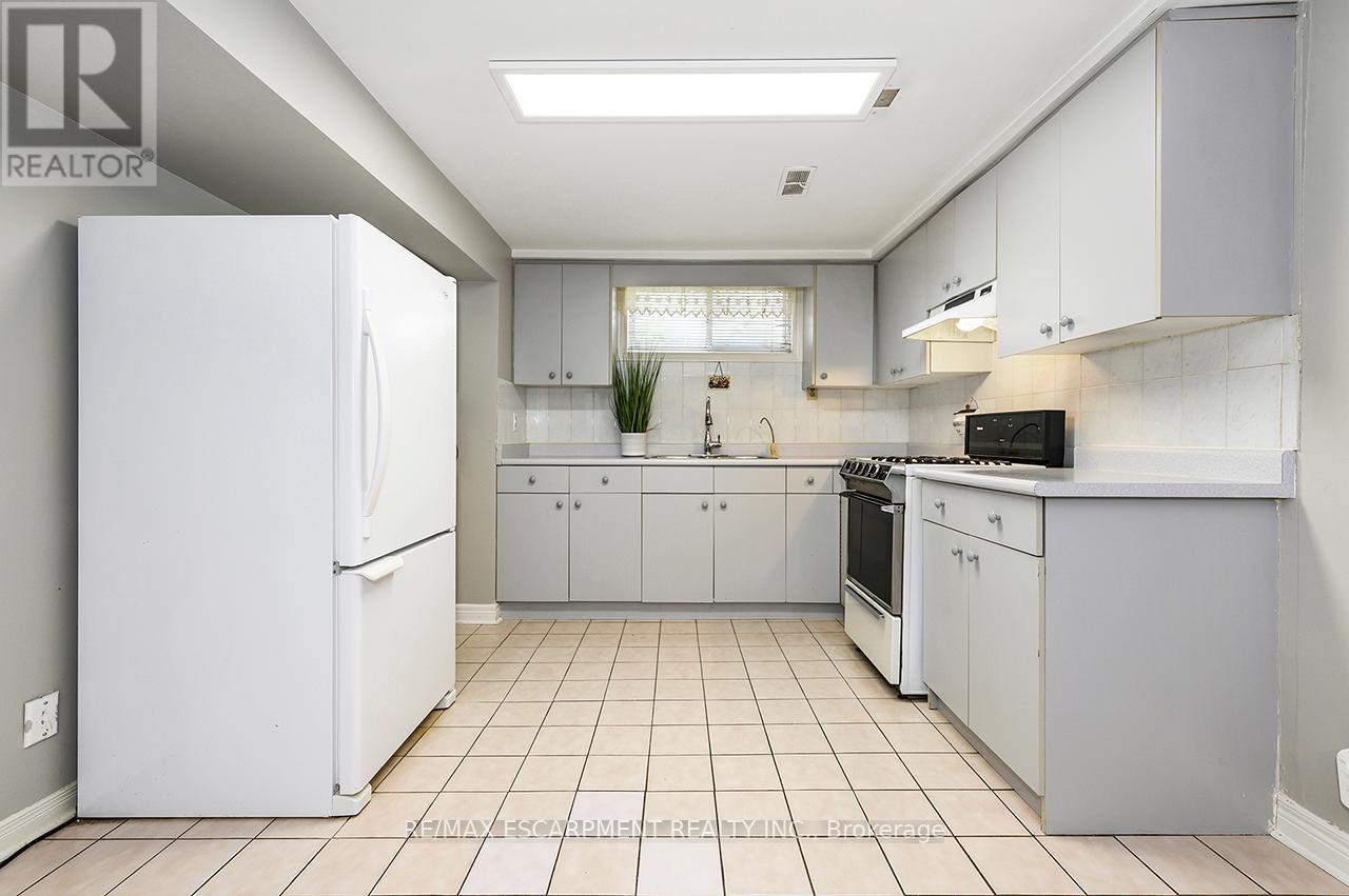 3726 Holden Crescent, Mississauga, ON - Indoor Photo Showing Kitchen