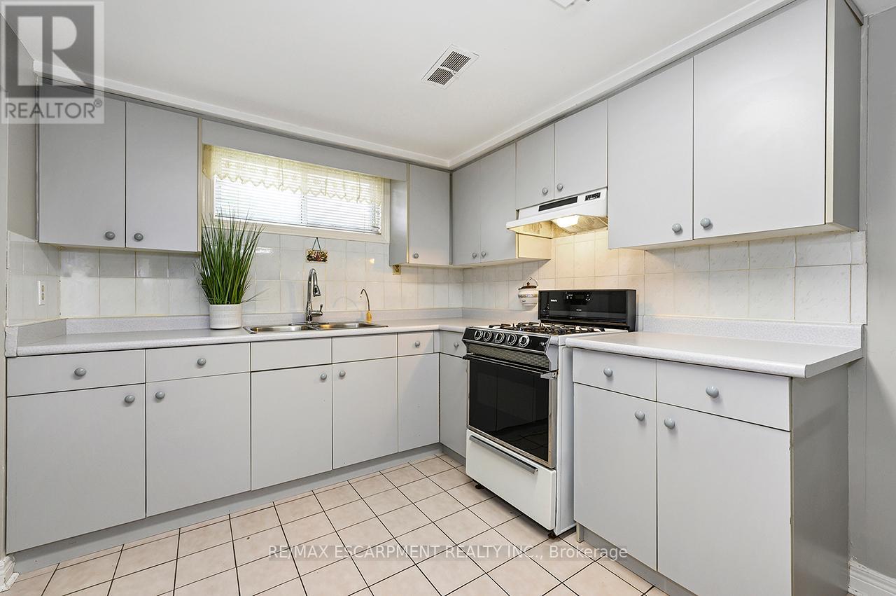 3726 Holden Crescent, Mississauga, ON - Indoor Photo Showing Kitchen With Double Sink
