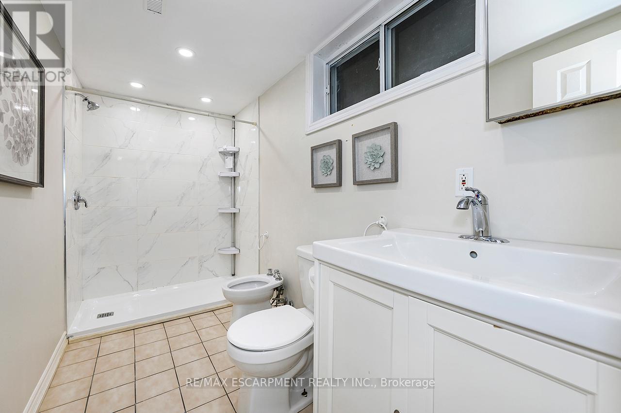 3726 Holden Crescent, Mississauga, ON - Indoor Photo Showing Bathroom