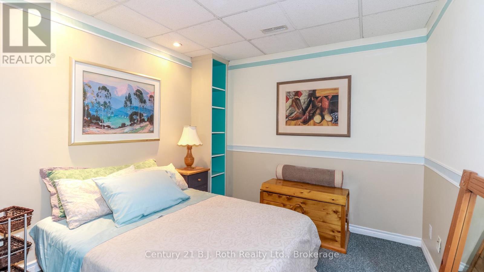 20 Grant Avenue, Tiny, ON - Indoor Photo Showing Bedroom