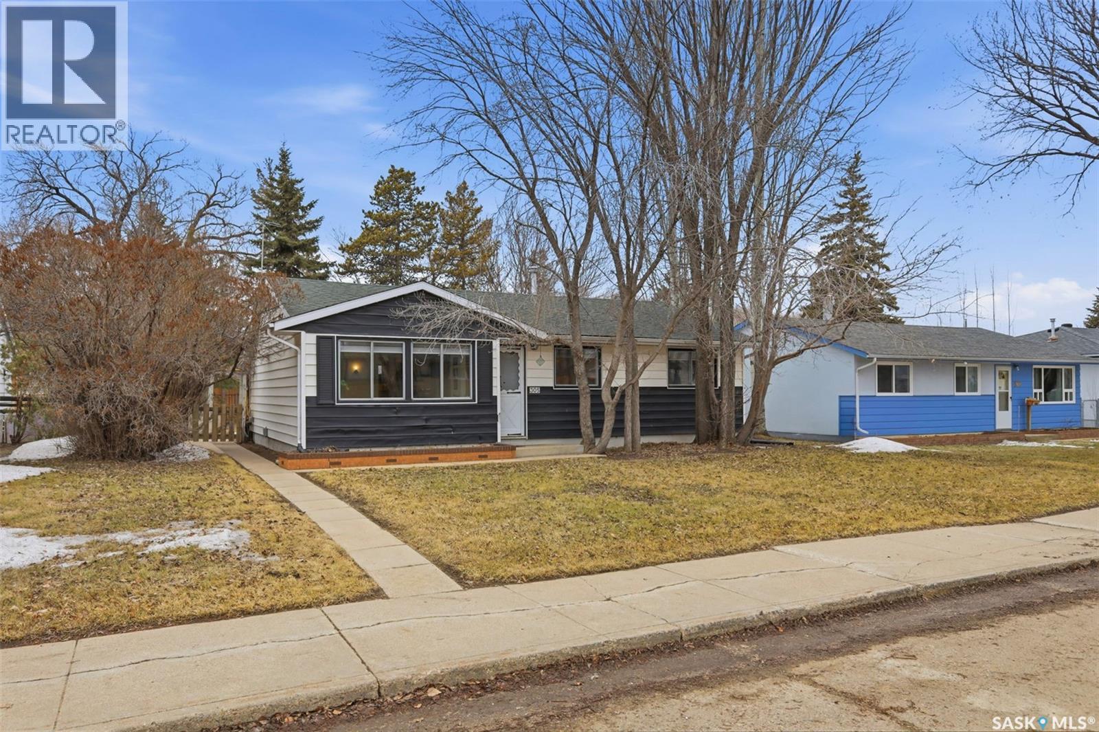 305 Montreal Avenue N, Saskatoon, SK - Outdoor With Facade