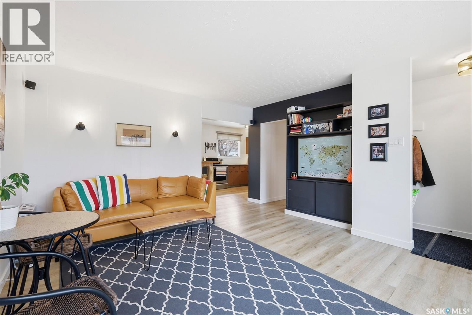 305 Montreal Avenue N, Saskatoon, SK - Indoor Photo Showing Living Room