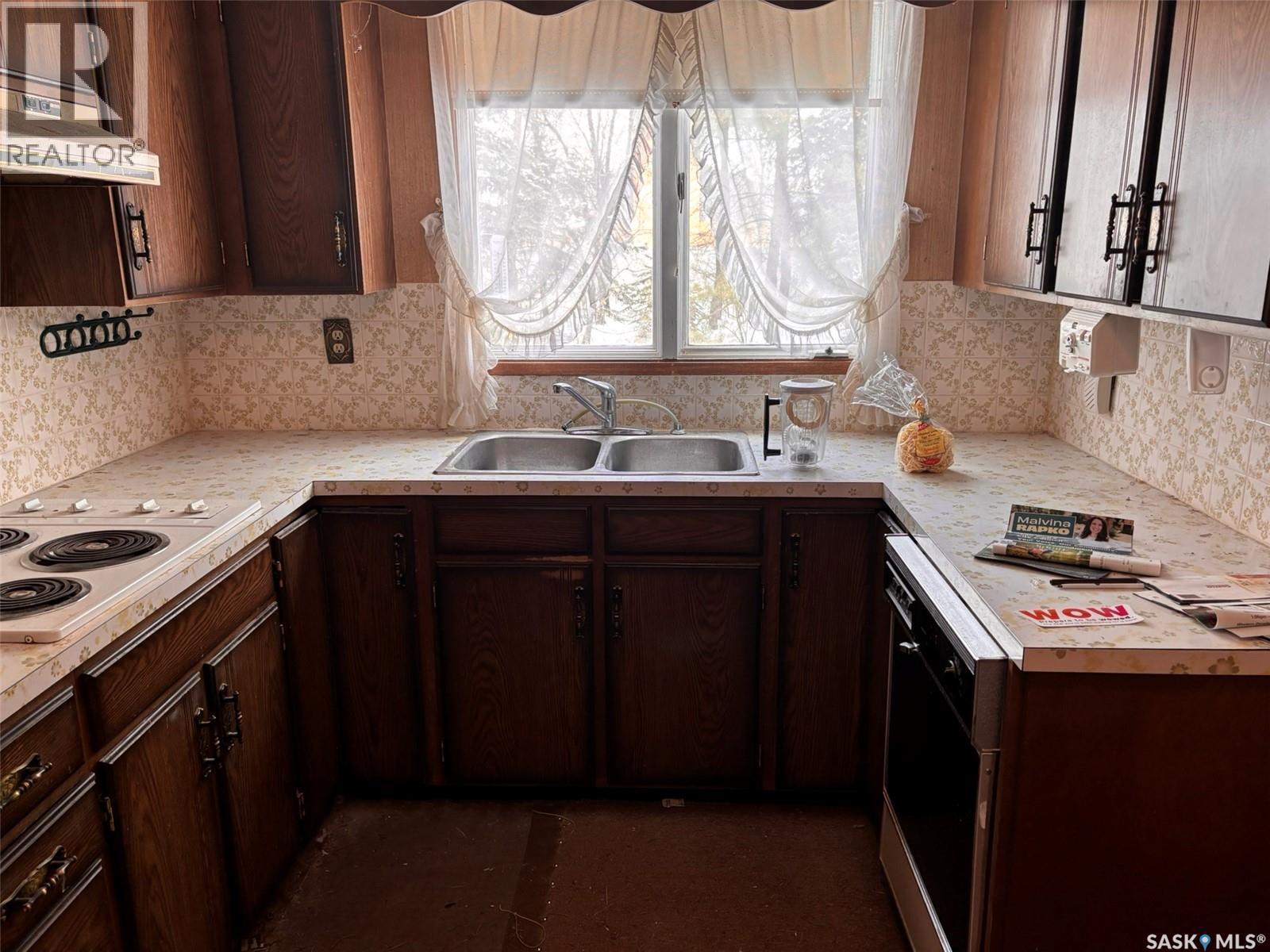 5 Malcolm Place, Saskatoon, SK - Indoor Photo Showing Kitchen With Double Sink