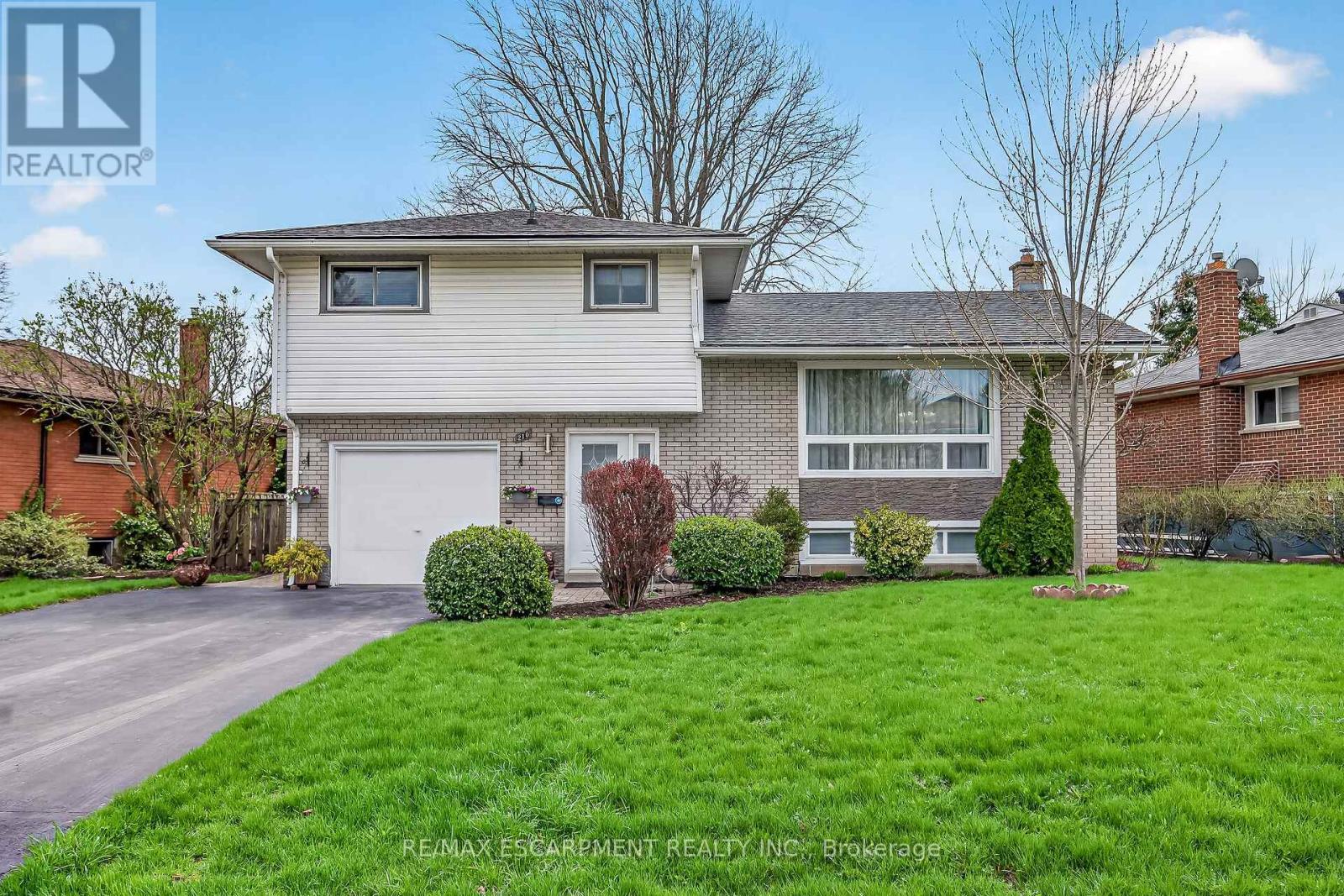210 Columbia Drive, Hamilton, ON - Outdoor With Facade