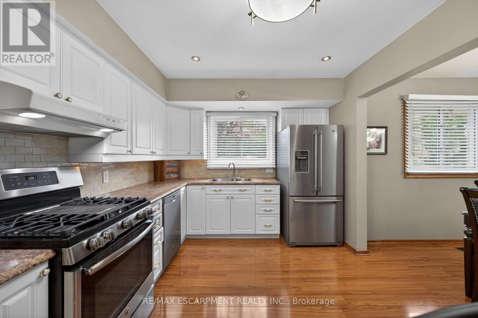 210 Columbia Drive, Hamilton, ON - Indoor Photo Showing Kitchen With Stainless Steel Kitchen