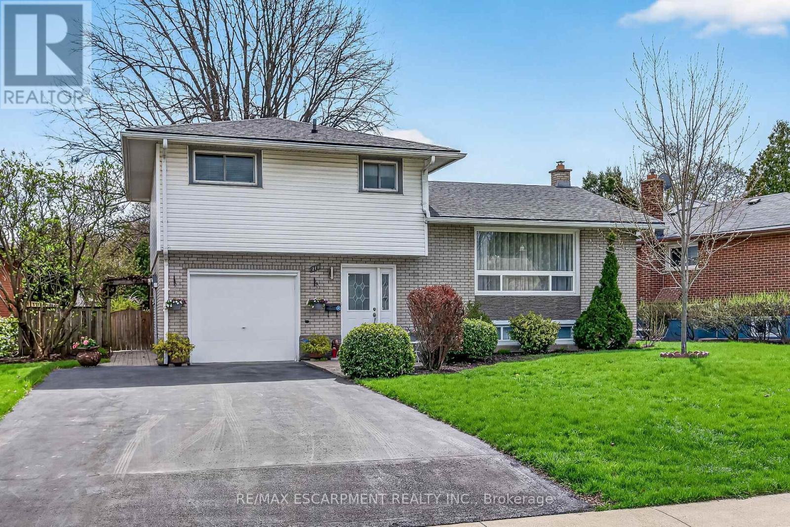210 Columbia Drive, Hamilton, ON - Outdoor With Facade