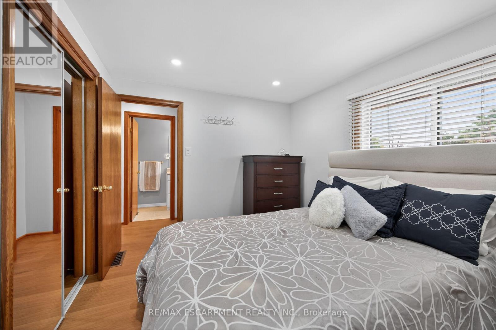 210 Columbia Drive, Hamilton, ON - Indoor Photo Showing Bedroom