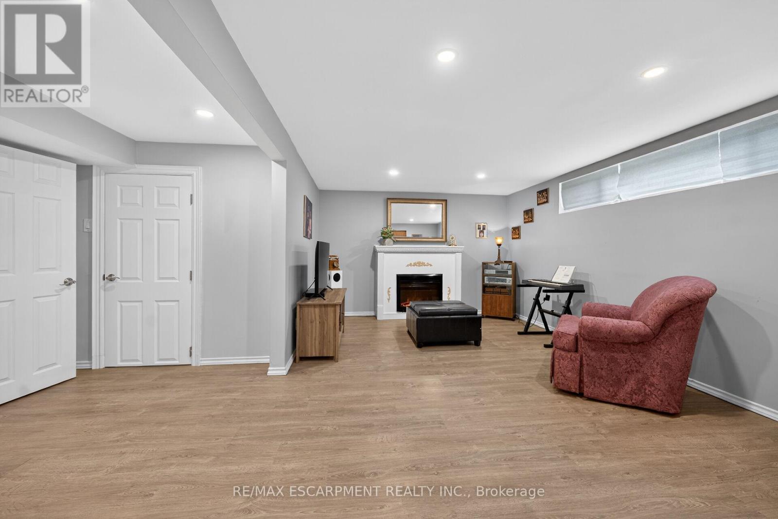 210 Columbia Drive, Hamilton, ON - Indoor With Fireplace