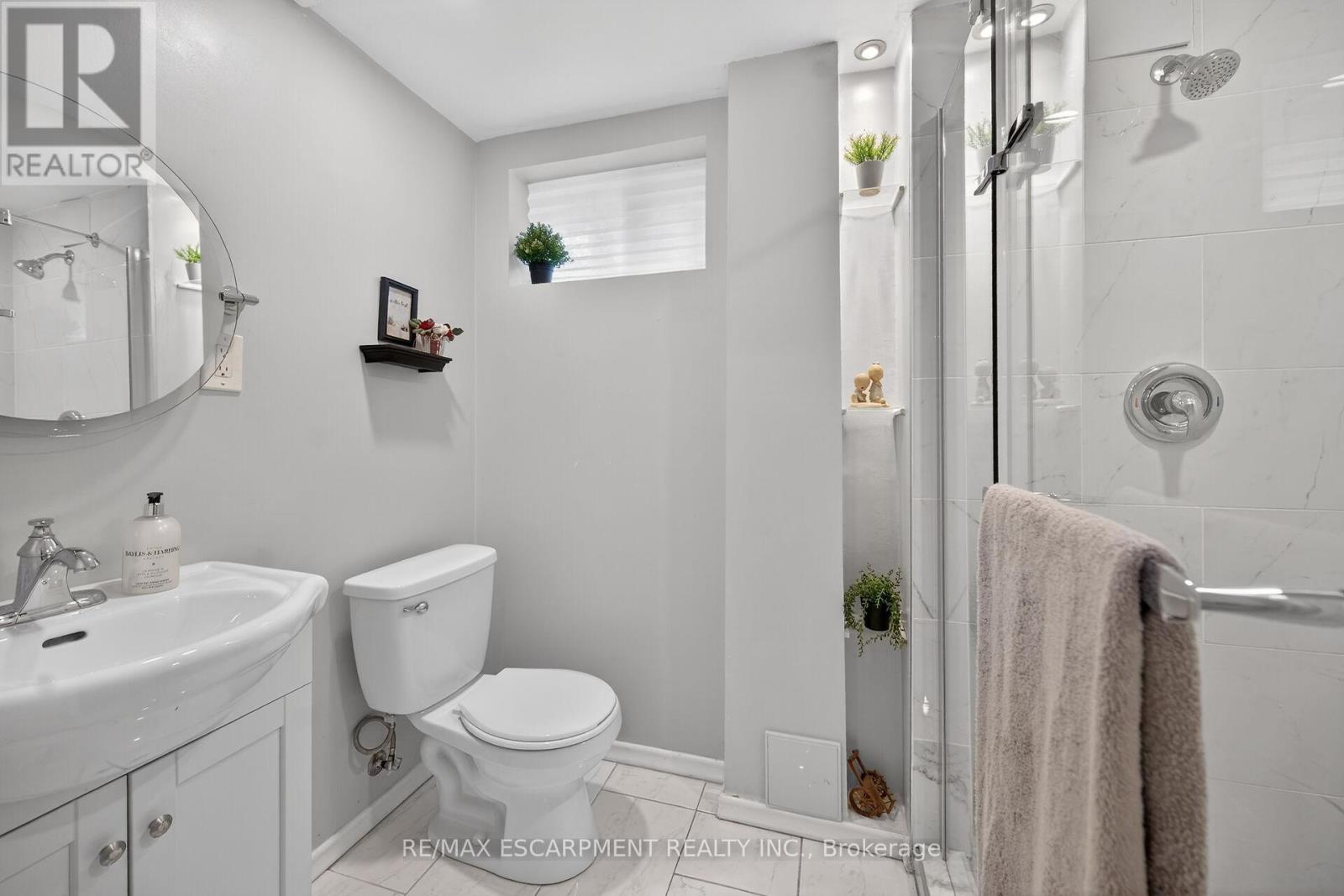 210 Columbia Drive, Hamilton, ON - Indoor Photo Showing Bathroom