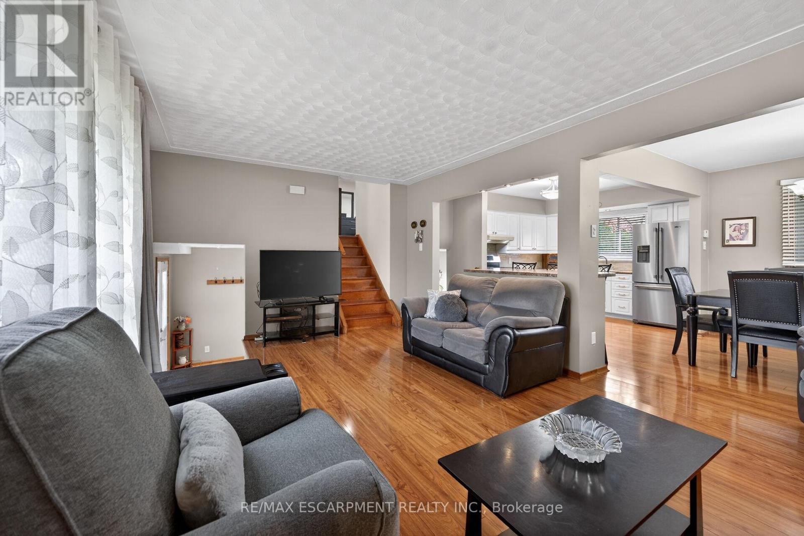 210 Columbia Drive, Hamilton, ON - Indoor Photo Showing Living Room