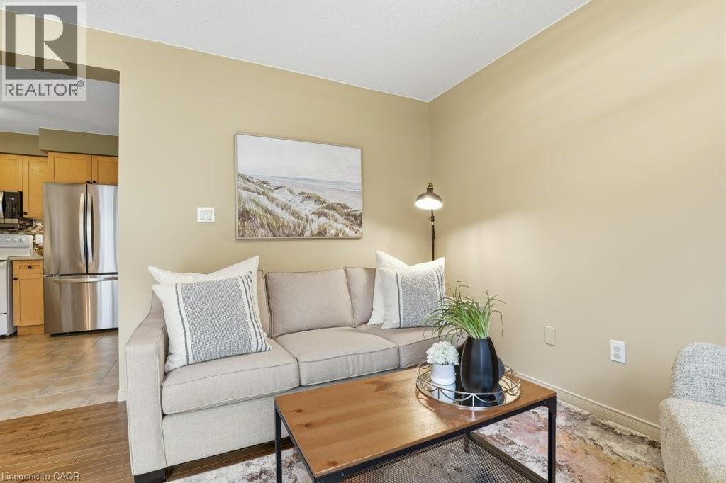 Perfect for entertaining - 42 Fallowfield Drive Unit# 15, Kitchener, ON - Indoor Photo Showing Living Room