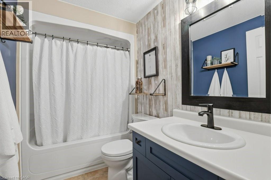 Stylishly updated 4pc bathroom - 42 Fallowfield Drive Unit# 15, Kitchener, ON - Indoor Photo Showing Bathroom
