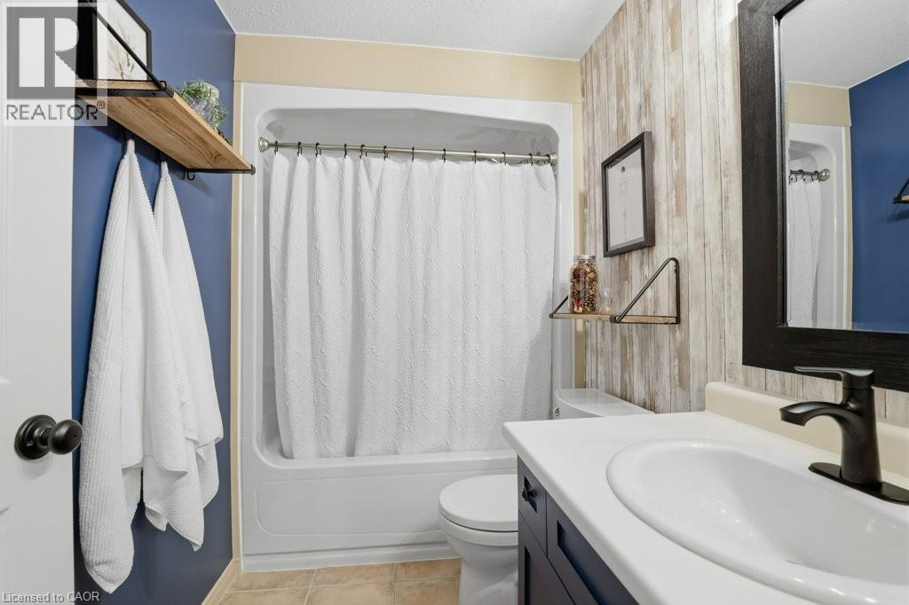 Stylishly updated 4pc bathroom - 42 Fallowfield Drive Unit# 15, Kitchener, ON - Indoor Photo Showing Bathroom