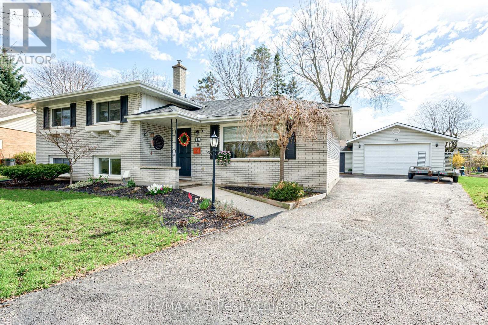 19 Linton Place, Kitchener, ON