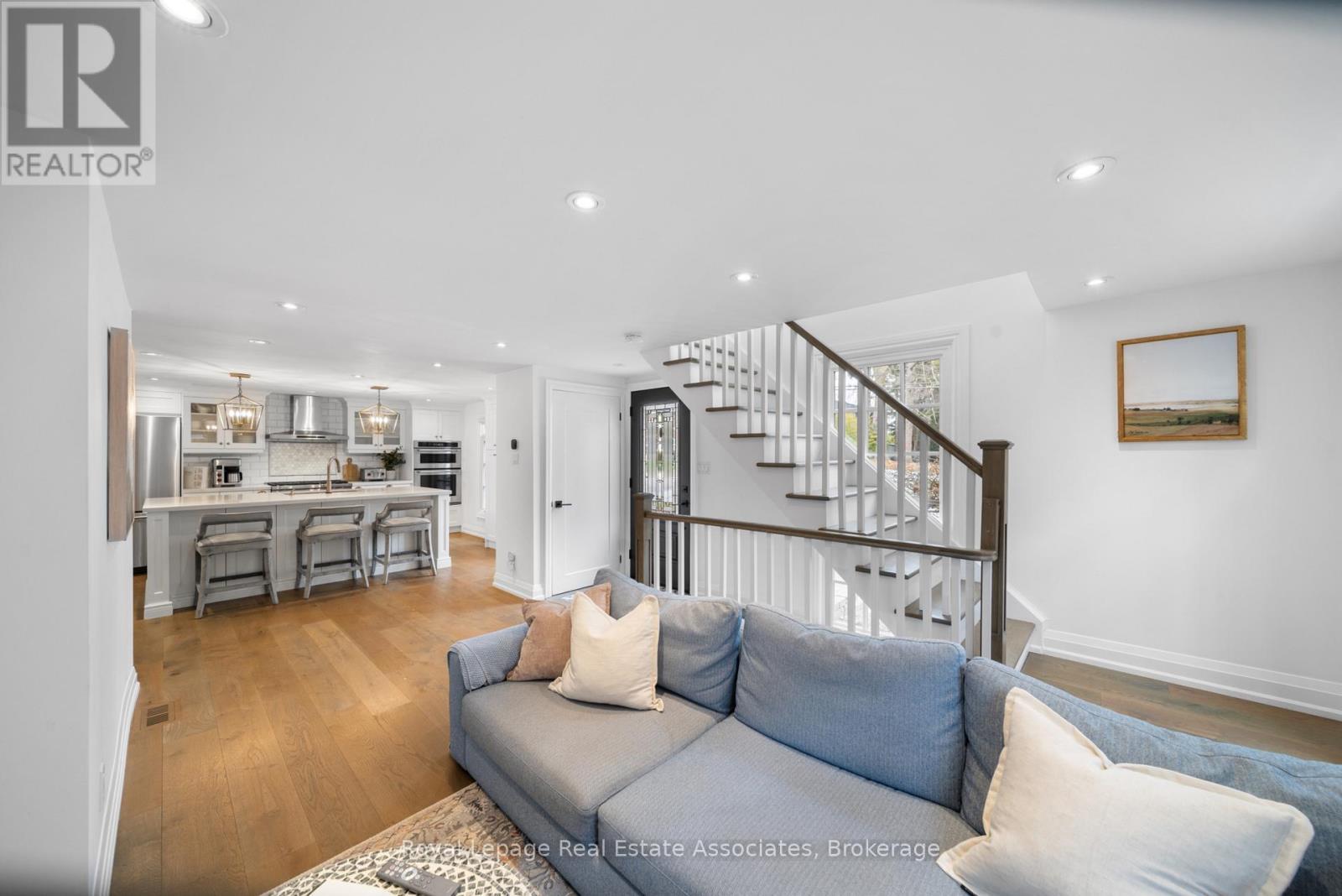 36 Mississauga Road N, Mississauga, ON - Indoor Photo Showing Living Room