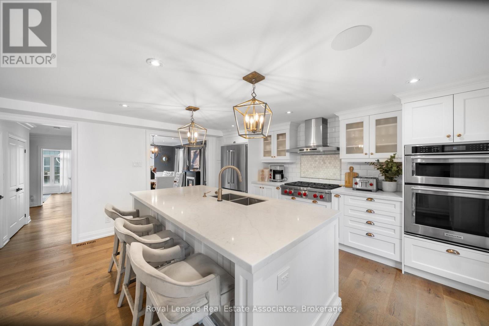 36 Mississauga Road N, Mississauga, ON - Indoor Photo Showing Kitchen With Double Sink With Upgraded Kitchen
