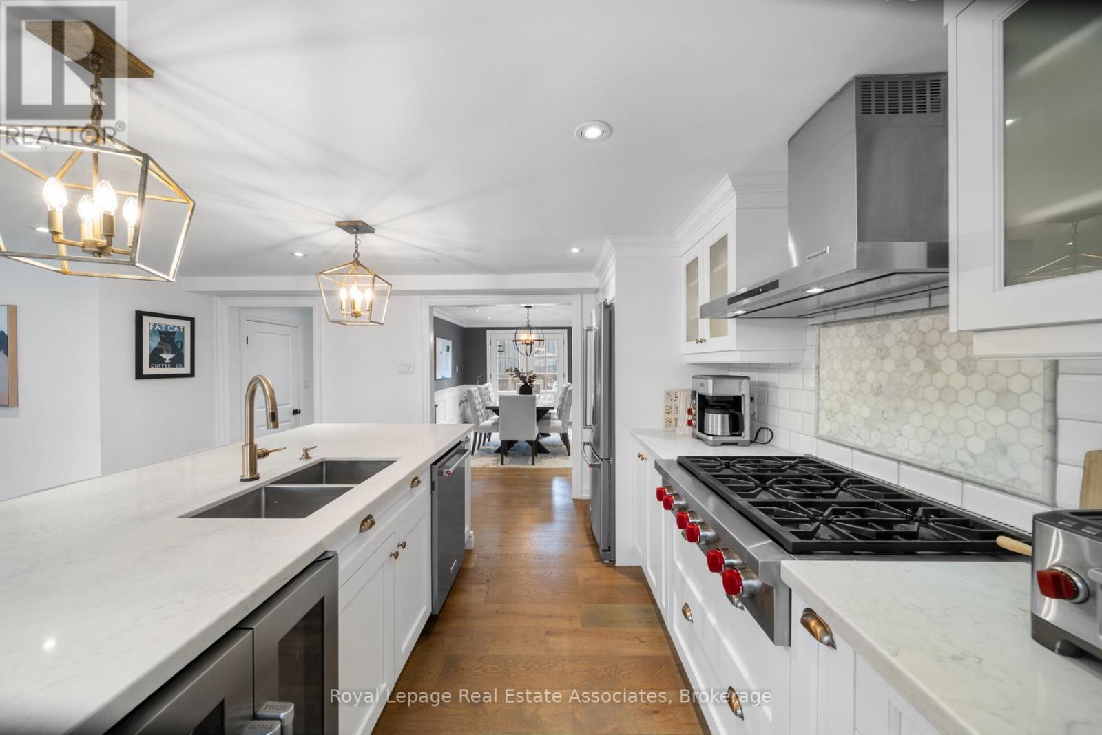 36 Mississauga Road N, Mississauga, ON - Indoor Photo Showing Kitchen With Double Sink With Upgraded Kitchen