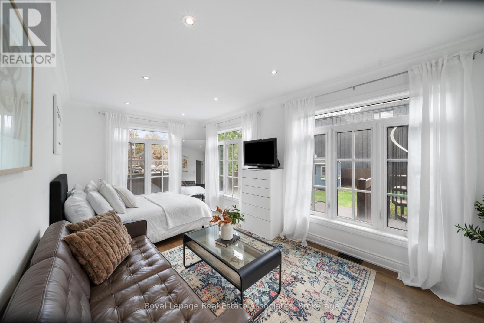36 Mississauga Road N, Mississauga, ON - Indoor Photo Showing Living Room