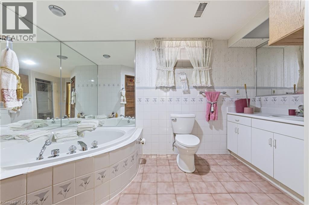 546 Dicenzo Drive, Hamilton, ON - Indoor Photo Showing Bathroom