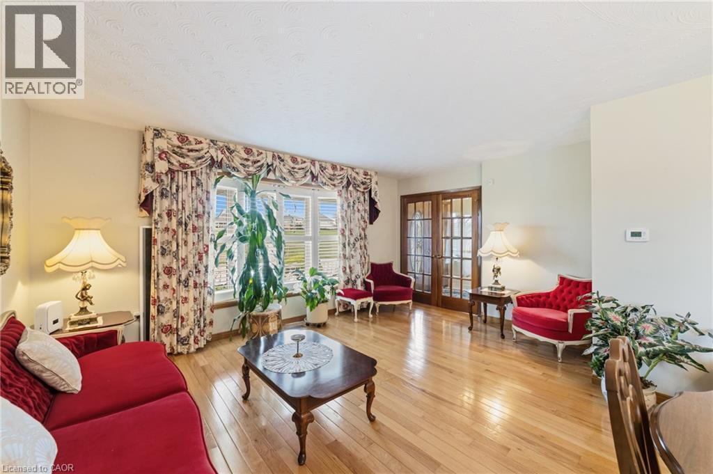 546 Dicenzo Drive, Hamilton, ON - Indoor Photo Showing Living Room