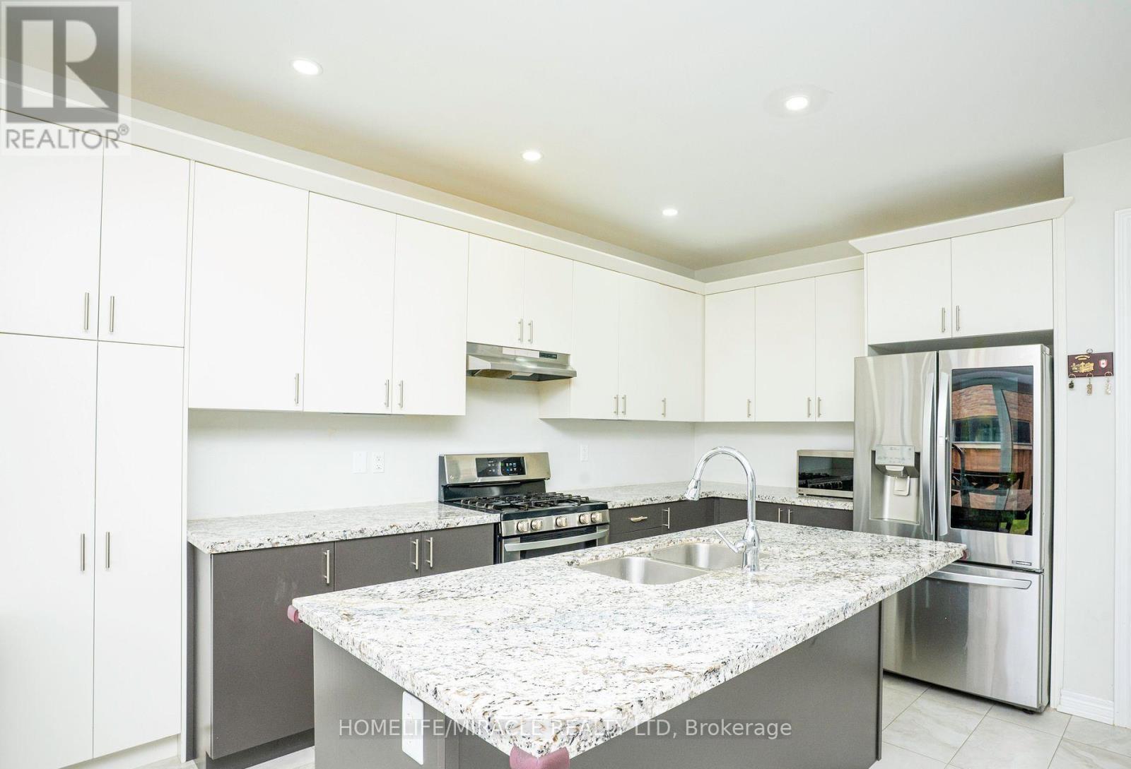 978 Barton Way, Innisfil, ON - Indoor Photo Showing Kitchen With Double Sink With Upgraded Kitchen