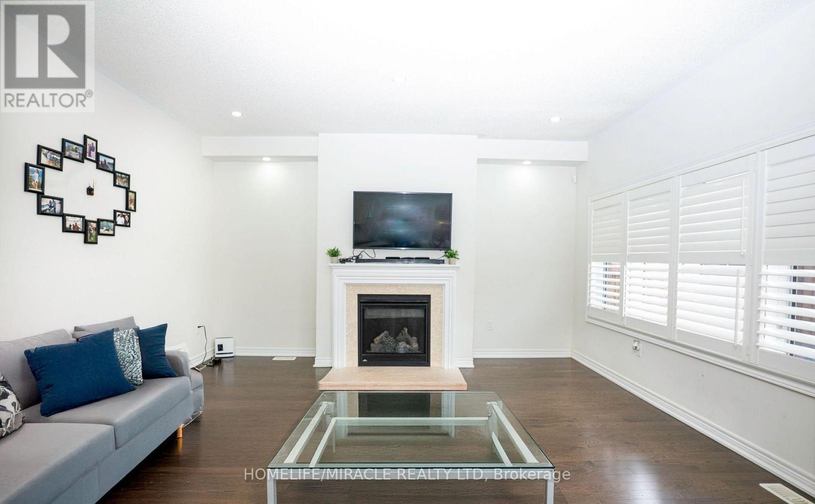 978 Barton Way, Innisfil, ON - Indoor Photo Showing Living Room With Fireplace