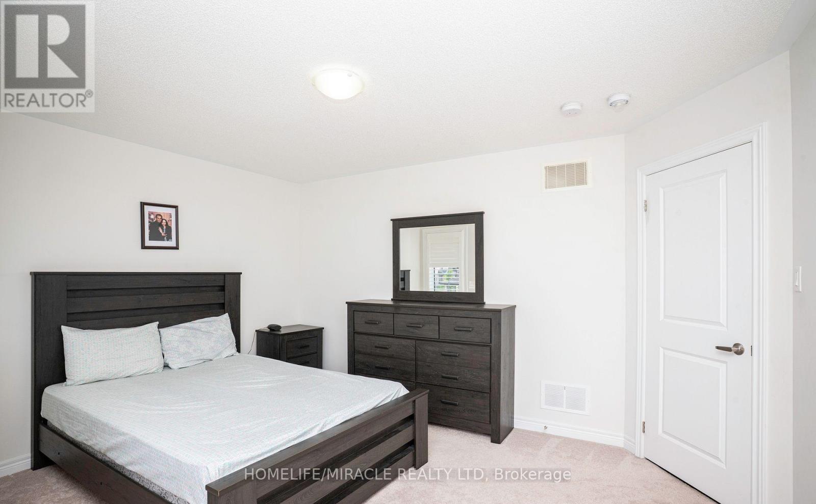 978 Barton Way, Innisfil, ON - Indoor Photo Showing Bedroom