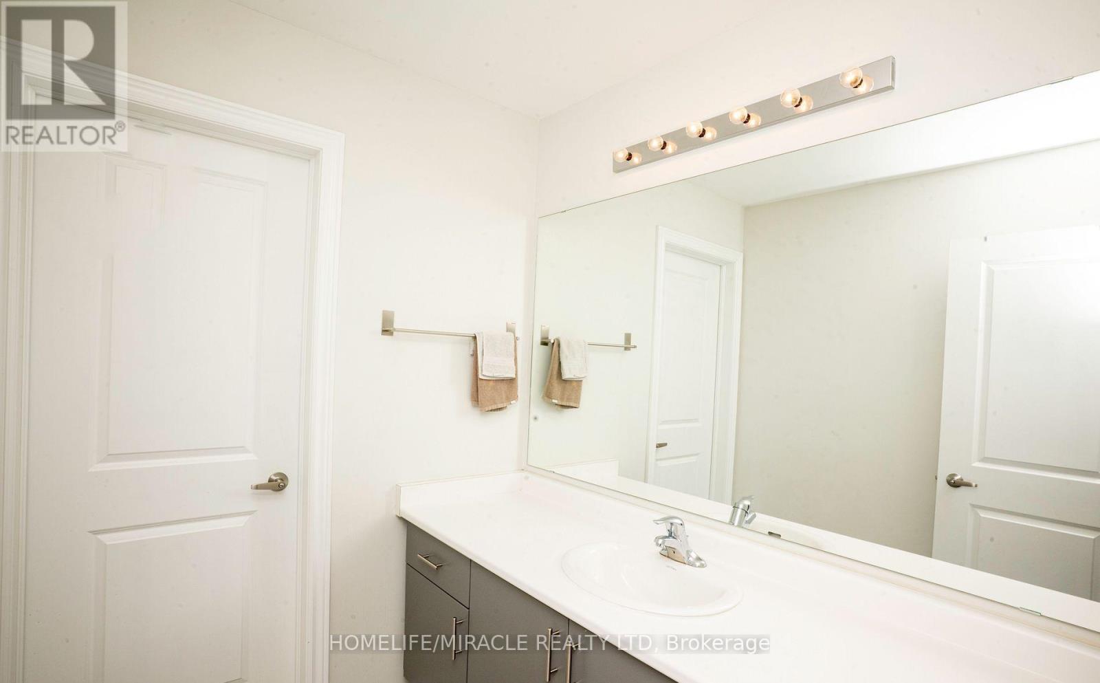 978 Barton Way, Innisfil, ON - Indoor Photo Showing Bathroom