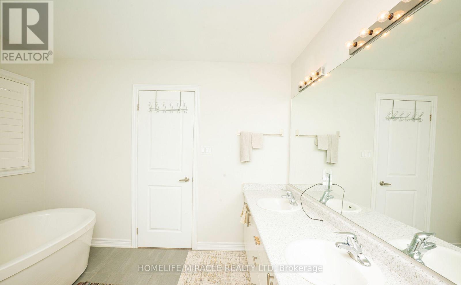 978 Barton Way, Innisfil, ON - Indoor Photo Showing Bathroom