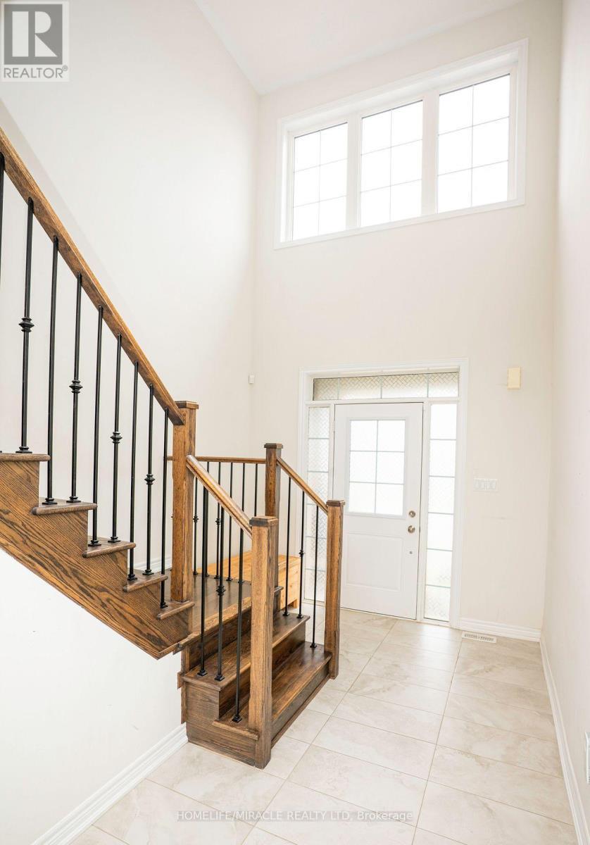 978 Barton Way, Innisfil, ON - Indoor Photo Showing Other Room