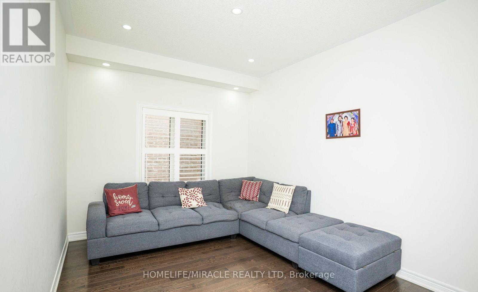 978 Barton Way, Innisfil, ON - Indoor Photo Showing Living Room