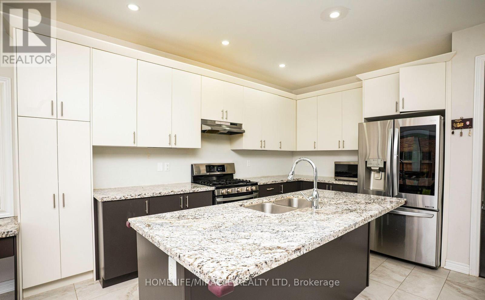 978 Barton Way, Innisfil, ON - Indoor Photo Showing Kitchen With Double Sink