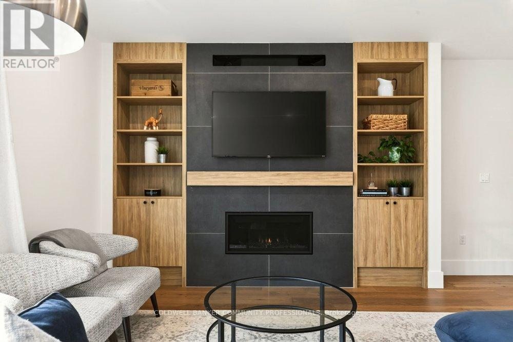 128 Canada Street, Hamilton, ON - Indoor Photo Showing Living Room