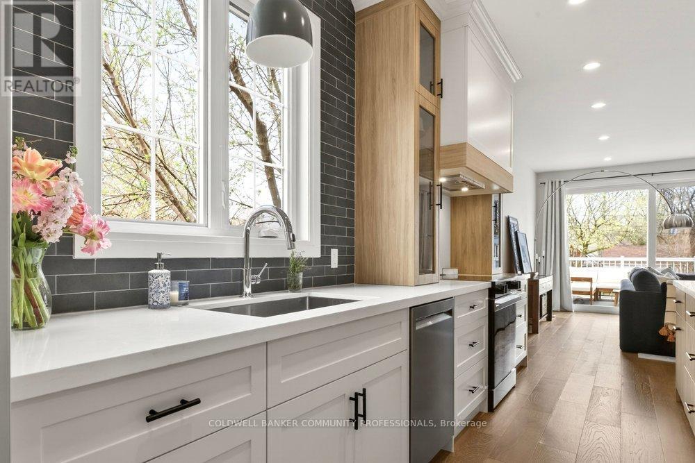 128 Canada Street, Hamilton, ON - Indoor Photo Showing Kitchen With Upgraded Kitchen